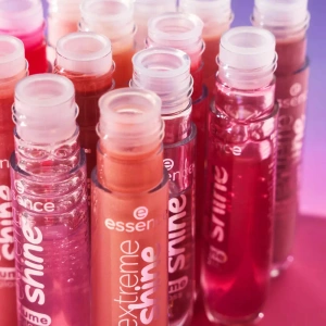 Essence Extreme Shine powiększający błyszczyk do ust 19 Frosted Fairy 5 ml