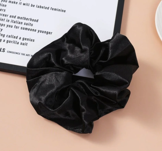 Sister Young Lilu satynowa gumka do włosów scrunchie Black