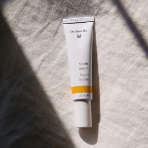 Dr. Hauschka Night Serum regenerujące serum do twarzy na noc 20 ml